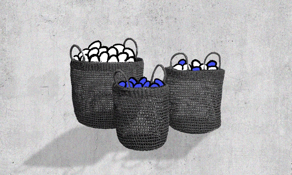 imagen con hyevos en canastas que ejemplifica las inversiones diversificadas