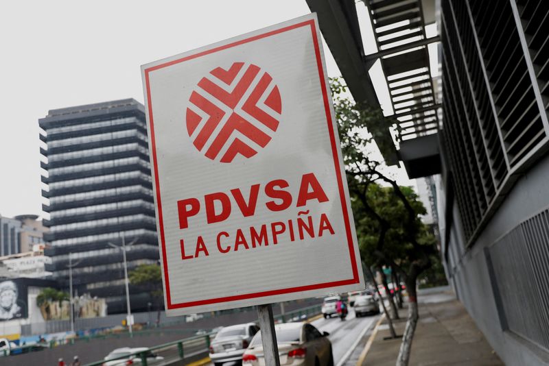 Venezuela comienza a reabrir pozos para recuperar producción de crudo: fuentes