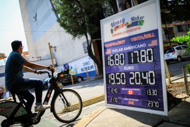 Peso mexicano avanza tras datos EEUU, bolsa supera por primera vez los 67,000 pts