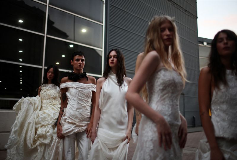 Detrás del glamour de la moda, la industria textil se derrumba en Argentina