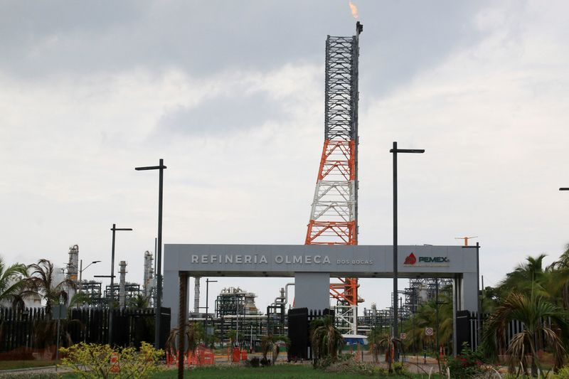Mexicana Pemex dice fue sofocado incendio en perímetro de refinería Olmeca