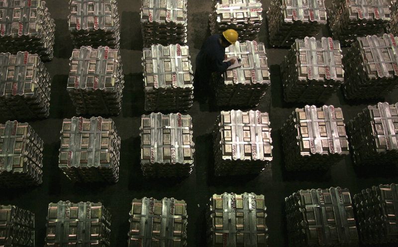 Aluminio toca mínimo semanal, mientras rutas marítimas alternativas aportan alivio