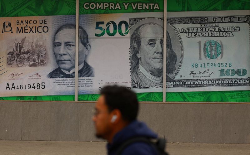 Peso mexicano recupera terreno tras jornada volátil, bolsa se debilita