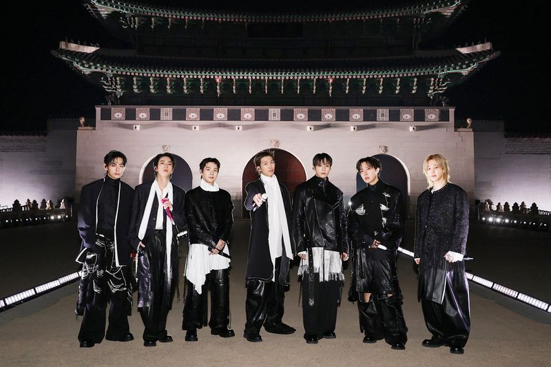 El supergrupo de K-pop BTS paraliza el centro de Seúl con su concierto de regreso