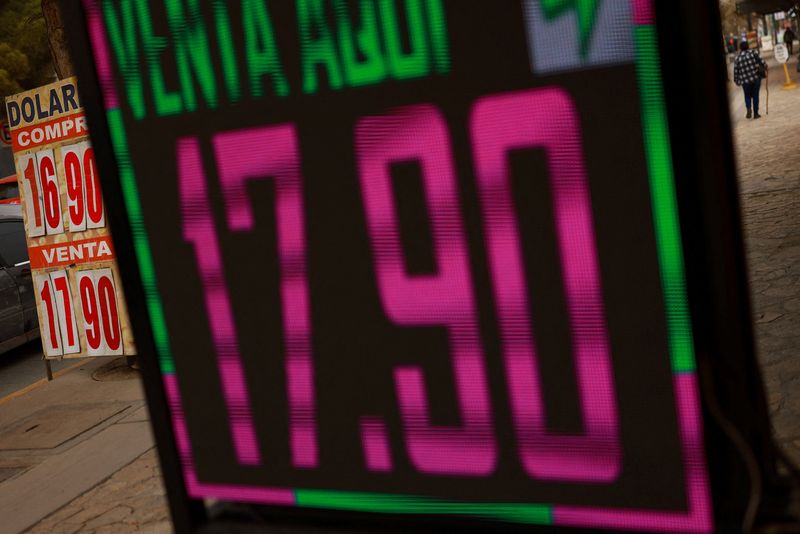 Peso mexicano retrocede atento a noticias sobre Medio Oriente, bolsa sube por tercera sesión