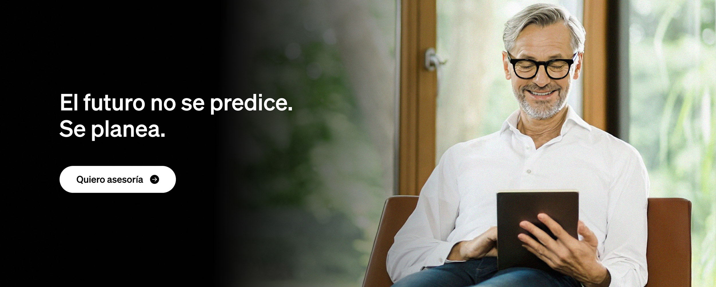 imagen ilustrativa del 'asesor financiero': palma de una mano abierta con un pequeño maletín y un hombre sobre él