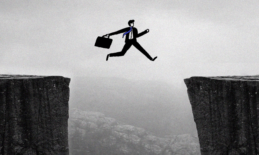 hombre saltando dos edificios, representando las inversiones de alto riesgo