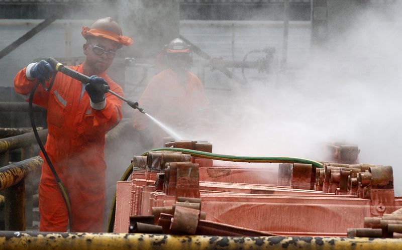 Cobre cae por firmeza del dólar y preocupación por la demanda china