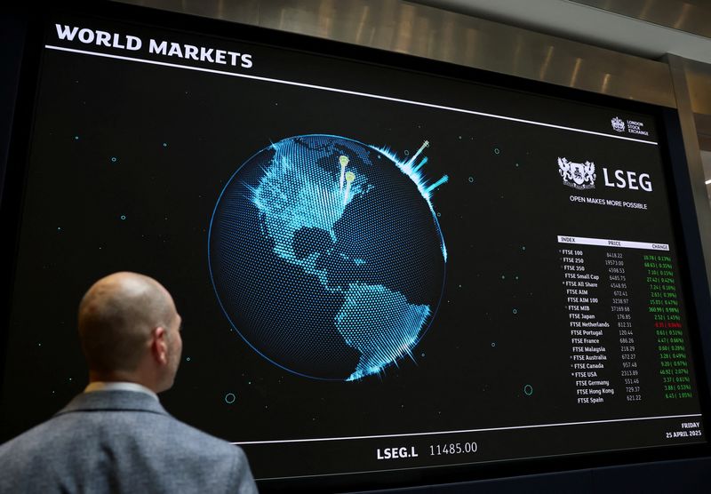 Bolsas caen por menores esperanzas de un inminente recorte de tasas de la Fed