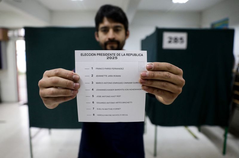 Chilenos acuden a las urnas para elegir a un nuevo presidente