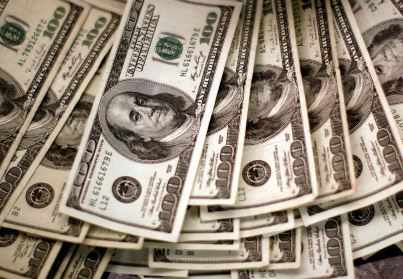 El dólar sube mientras los inversores se preparan para la avalancha de datos en EEUU