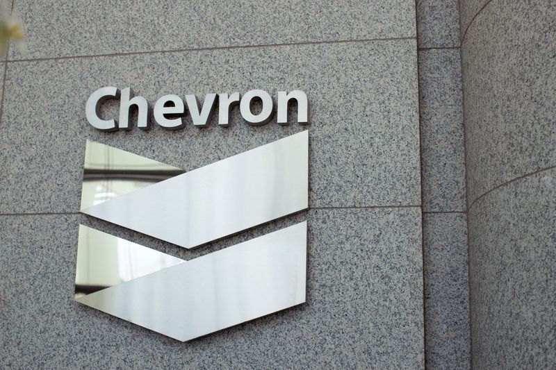 Chevron se suma a la carrera para explorar la posible compra de activos de Lukoil: fuentes