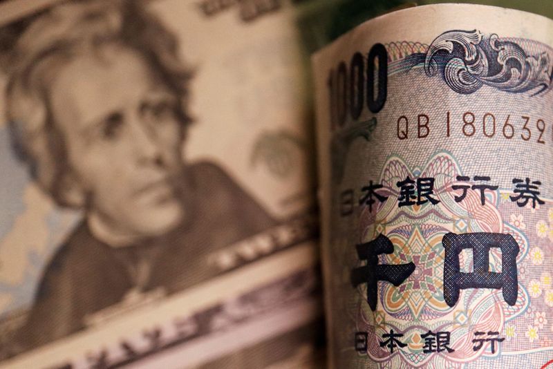 El yen es apoyado por intervenciones verbales de autoridades japonesas, el dólar cae