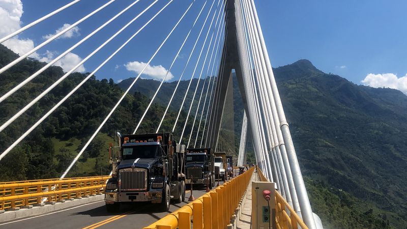 Española Sacyr acuerda venta de tres concesiones en Colombia por 1.600 millones de dólares