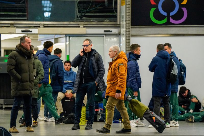 Dos trenes de alta velocidad descarrilan en España y dejan al menos 21 muertos: fuentes