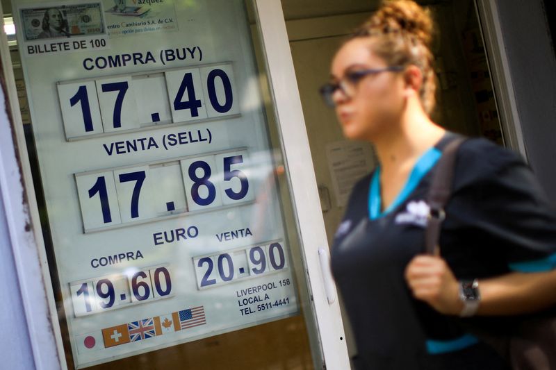 Peso mexicano retrocede atento a conflicto sobre Groenlandia, bolsa sube a nuevo récord​